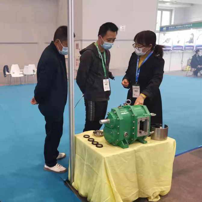 我司于2021世界豬業重慶博覽會展出新產品雙軸剪切機并與客戶進行技術交流 